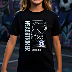 Lekfull svart katt som spelar fotboll roligt t shirt