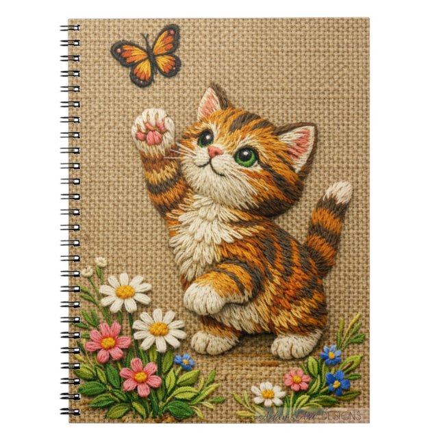 Lekfull Tabby-Kattunge med Broderad Fjäril Anteckningsbok (Framsidan)