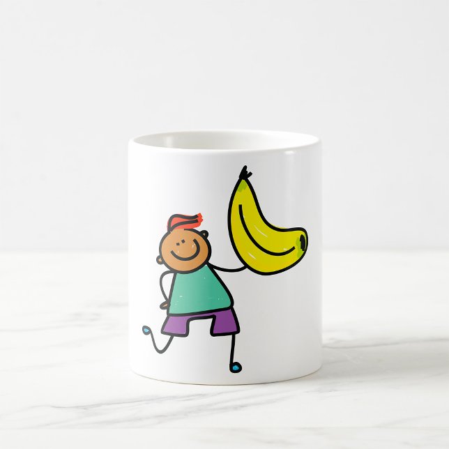 Lekfull unge som håller stor gul banan kaffemugg (Skapare uppladdad)