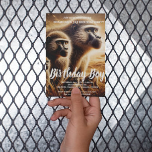 Lekfulla apor dansar i äng vykort