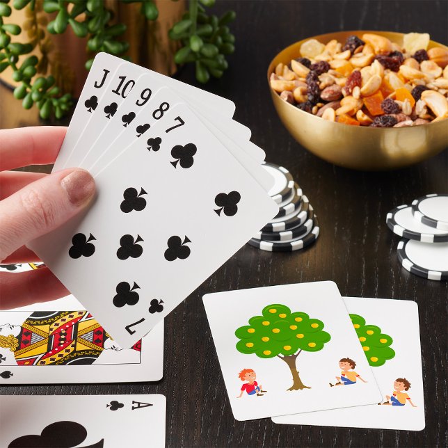 Lekfulla barn som sitter under ett äppelträd casinokort (Skapare uppladdad)