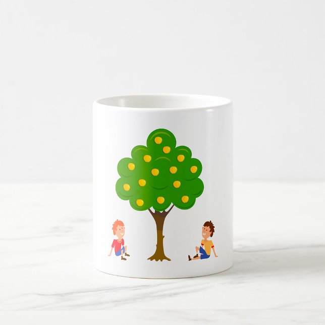 Lekfulla barn som sitter under ett äppelträd kaffemugg (Skapare uppladdad)