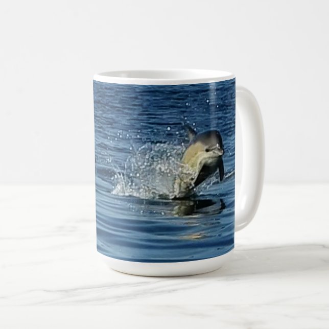 Lekfulla vanliga delfiner som hoppar genom havet kaffemugg (Framsida höger)