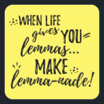 Lemma (Lemonade) Mathematics Linguistics Humor Fyrkantigt Klistermärke<br><div class="desc">"När livet ge du lemmas... Gör lemma-nad!" Den här roligten är en fras på den ordagranna frasen "När man lever i ge får man citroner, får man citron". Ord visas i svart typografi, i en kombination av typsnitt för tryckt pensel och skript (penseldrag). Gör en underbar gåva till matematiker eller...</div>