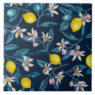 Lemon grenar med blommar och frukt i blått kakelplatta