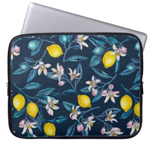Lemon grenar med blommar och frukt i blått laptop fodral