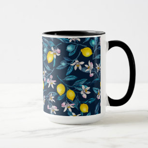 Lemon grenar med blommar och frukt i blått mugg