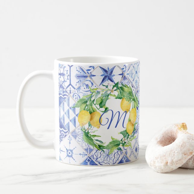 Lemon Grey Wandeden Vit Blommigt Blå Monogram Kaffemugg (Med munk)