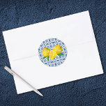 Lemon Italienske Blåplatsens favoritmärke Runt Klistermärke<br><div class="desc">Ett söt-klistermärke dekorerat med citroner och italiensk blå bricka. Perfekt till använda som kuvertförsegling,  eller en möhippa för klistermärke för en möhippa med citrontemat. Designad för dig av Blackberry Boulevard.</div>