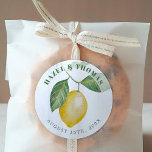 Lemon Season Bröllop | Spara datum Runt Klistermärke<br><div class="desc">Den primära säsongen för citronskörd är från sen vinter till tidigt sommaren. Men du kan fira glädjen över en citrusblomma hela året med den här citroninbjudan till bröllopsinbjudan från träd. Perfekt för vår och sommar-bröllop,  men underbart hela året.</div>