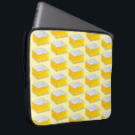 Lemon Square Pub Pastry Dessert Bake Sale Sweets Laptop Sleeve<br><div class="desc">Utformningen är en originalmarkör som illustrerar den utsökta gulten citron pub/citrondepån med ett dammpulver. Underbar för din favoritmatta, bagare eller konditor! Denna illustration av citrondesserten pub finns också på andra produkter. Det finns också många fler illustrerade livsmedelsdesigner från den här butiken! Förstår du inte exakt vad du är tittar för?...</div>