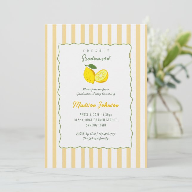 Lemon Yellow Stripe Chic Graduation Party Inbjudningar (Stående Fram)