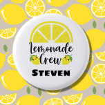 Lemonade Crew Personlig Lemonade-ställ Knapp<br><div class="desc">Perfekt för alla barn som vill bli vd för sitt eget lemonadestativ. Få en för var och en av dem och anpassa den med namn för att informera världen om att de är på Lemonade Crew</div>