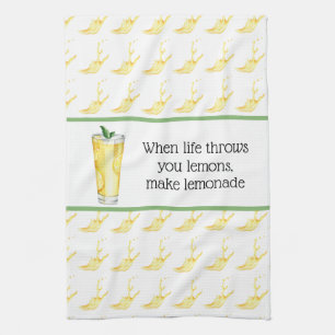 Lemonade i ett glastkökshandduk kökshandduk