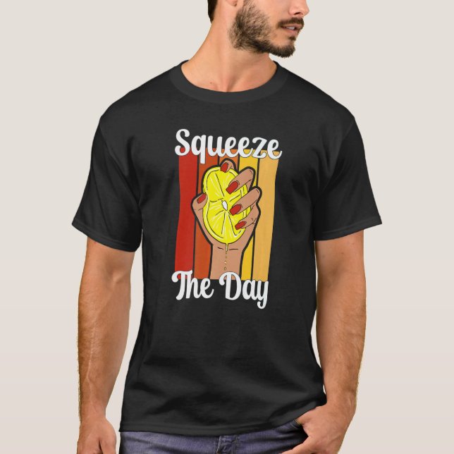 Lemonade stand Squeeze Day Fruit Juice Pun Retro T Shirt (Framsida)
