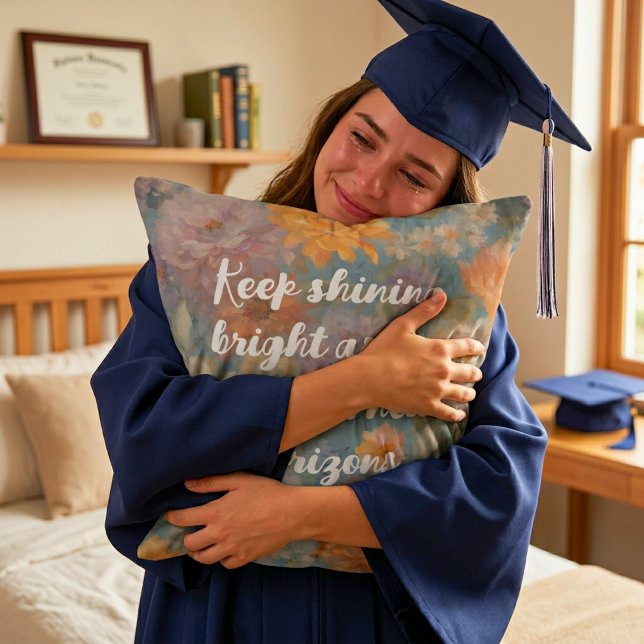 Lena presentgåvor i akvarell för barnbarn vid skol kudde (Mild Watercolor Graduation Gifts for Granddaughter Throw Pillow)