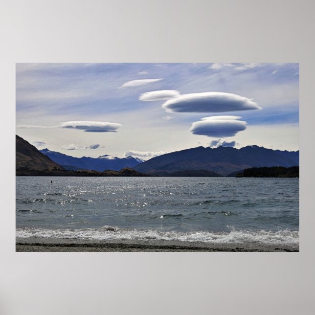 Lenicular Clouds Over Lake Wanaka Poster (Framsidan)