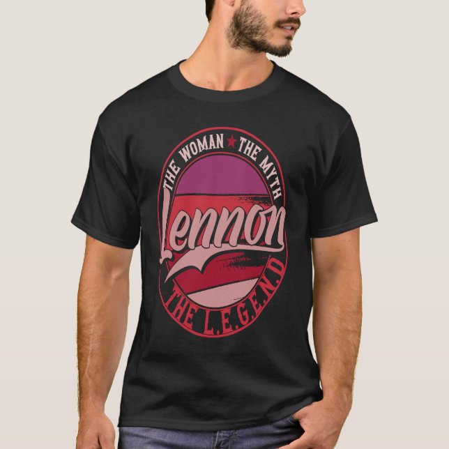 Lennon Dam i Myth the Legend T Shirt (Framsida)