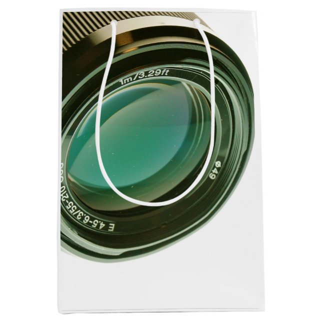 Lens van een fotocamera, een scherpe blik. (Framsidan)