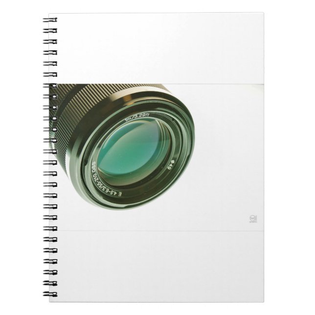 Lens van een fotocamera, een scherpe blik. anteckningsbok (Framsidan)