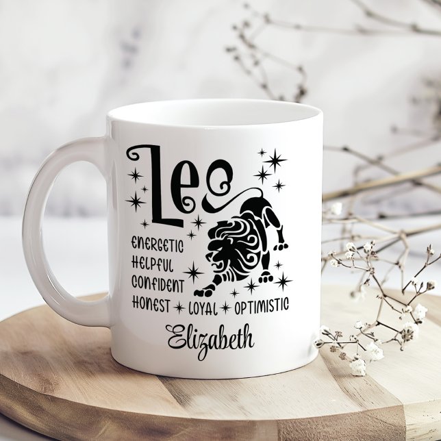 Leo Zodiac Horoscopes eget namn Kaffemugg (Leo Zodiac Horoscope Custom Name Coffee Mug on a sunny boho wooden kitchen table with tiny flowers.)