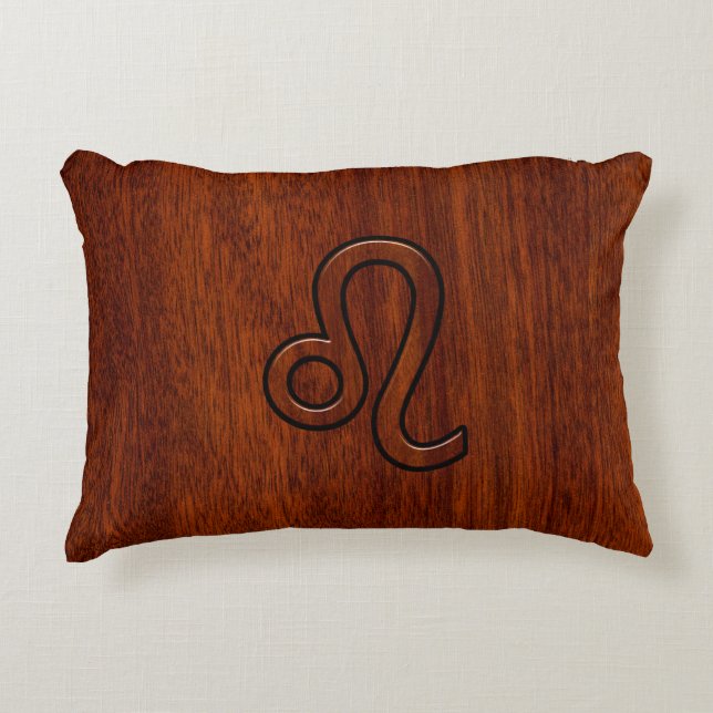 Leo Zodiac Symbol i Mahogany wood stil Prydnadskudde (Framsidan)