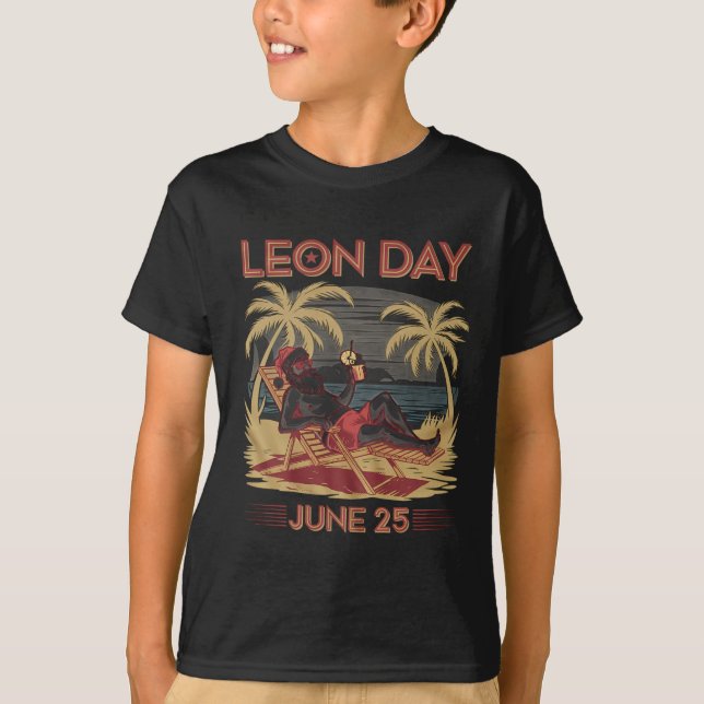 Leon Day June 25 Santa Beach 6 månader till jul T Shirt (Framsida)