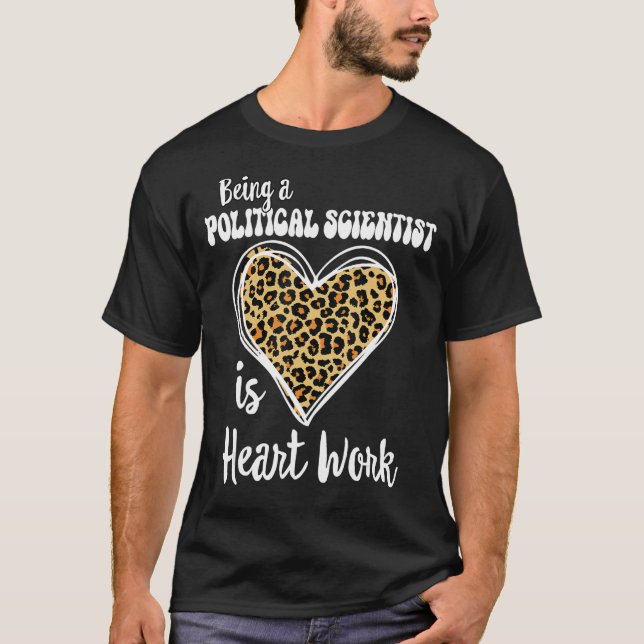 Leopard är en politisk forskare. t shirt (Framsida)
