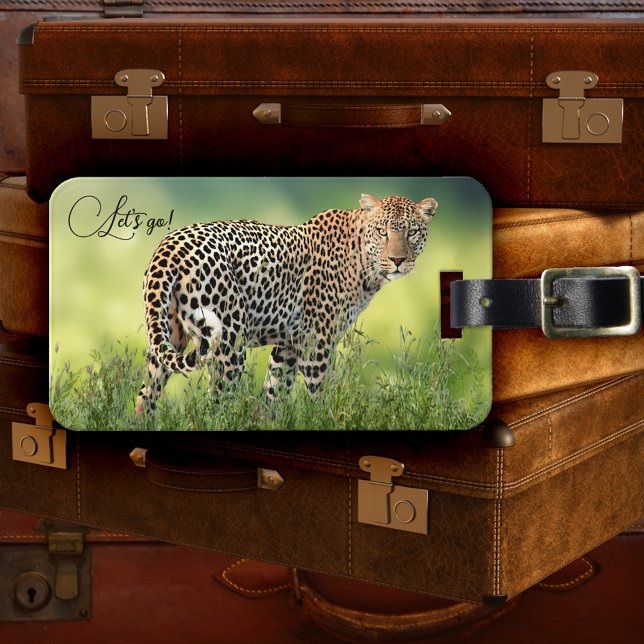 Leopard Big Cat Äventyr Luggage Tag Bagagebricka (Luggage tag featuring a leopard in a grassy savannah)