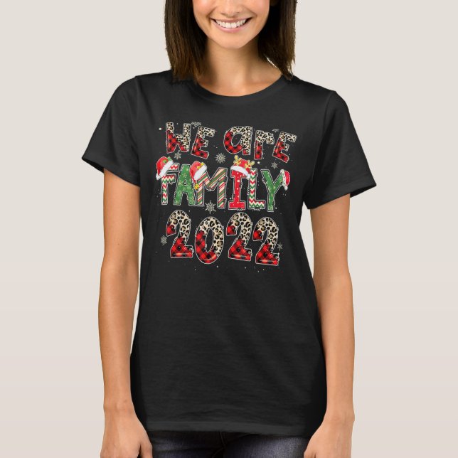 Leopard Buffalo Plaid Christmas We Are Family 2022 T Shirt (Framsida)