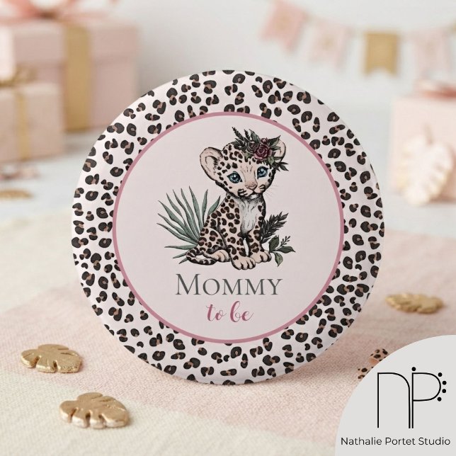 Leopard Flicka Unge Rosa Pin  Knapp (hand-drawn baby leopard girl cub and editable Mommy to Be text for safari baby shower guest badges)