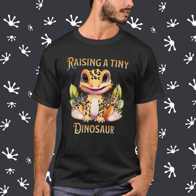 Leopard Gecko Raising a Tiny Dinosaur T-Shirt (Skapare uppladdad)