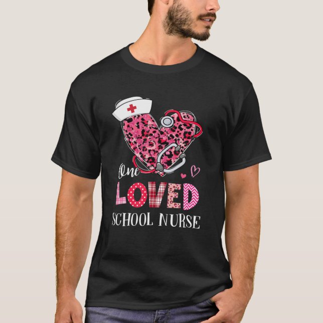 Leopard Heart One Loved School Nurse Valentines Da T Shirt (Framsida)