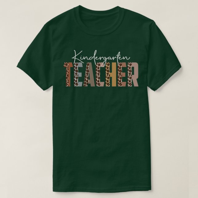Leopard Kindergarten Teacher Funny Job Title Schoo T Shirt (Design framsida)