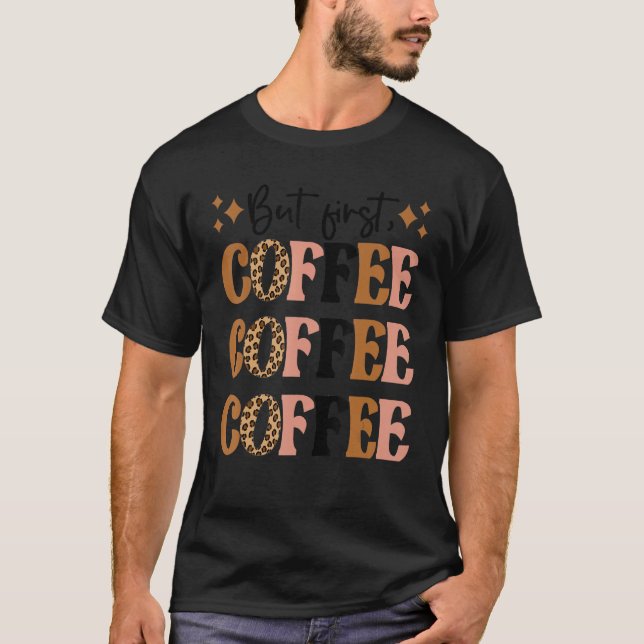 Leopard, men första kaffekaffe avger koffein t shirt (Framsida)