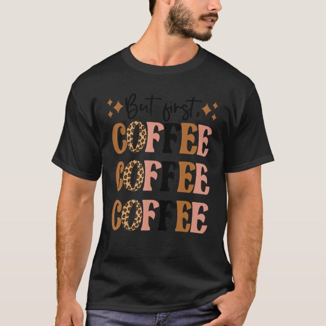 Leopard, men första kaffekaffe avger koffein t shirt (Framsida)
