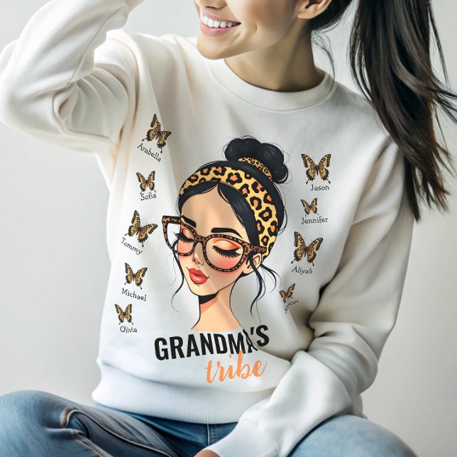 Leopard Messy Bun och Butterflies egna namn T Shirt (Skapare uppladdad)