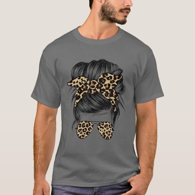 Leopard Mom Messy Bun Hair Sunglasses Headband Wom T Shirt (Framsida)