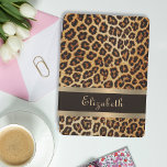 Leopard Mönster Brown och Guld Rand Elegant Namn iPad Mini Skydd<br><div class="desc">Skydda din teknik i Stil med vårt Leopard Mönster Brown och Namn i Rand i Elegant Guld i Pad Air Cover! Öka din iPad Air med den här chicen och det sofistikerade höljet. Med en luxuriös brons leopardhud mönster och en glamorös guld och brunt rand kan det här höljet vara...</div>