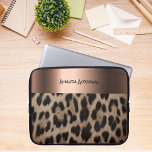 Leopard mönster brunbrons, metall laptop fodral<br><div class="desc">En elegant,  glamorös och feminin med brunt och svart leopard mönster,  foto av leopard päls. Mall för ditt namn,  ett modernt handskript med stil. Ett faux bronze färgad band. Black brev.</div>