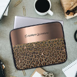 Leopard mönster brunbronze metallic namn laptop fodral<br><div class="desc">En elegant,  glamorös och feminin med brun och svart leopard mönster,  dekorerad med guldkonfetti. Mall för ditt namn,  svart text. Ett stort faux bronze metallic tittar band.</div>