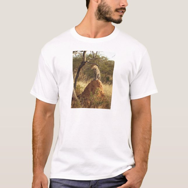 Leopard på Termitemounden i Namibia Tee Shirt (Framsida)