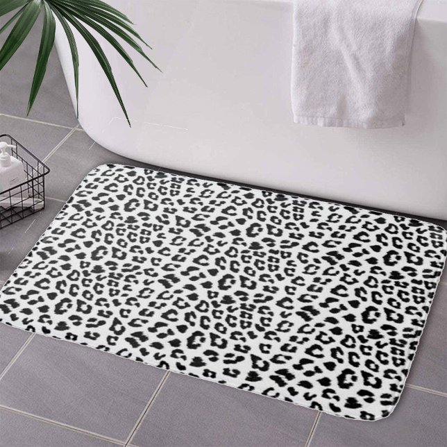 Leopard Print Black and White Badrumsmatta (Leopard Print Black and White Bath Mat by Looly Elzayat
)
