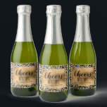 Leopard Print Guld Faux Foil Cheers Mini<br><div class="desc">Skapa era egna möhippa mini-mousserande vin flaska-etiketter till  på party eller ge,  till förmån för er. Dina uppgifter i chicens text på ett faux guld-överlägg.</div>