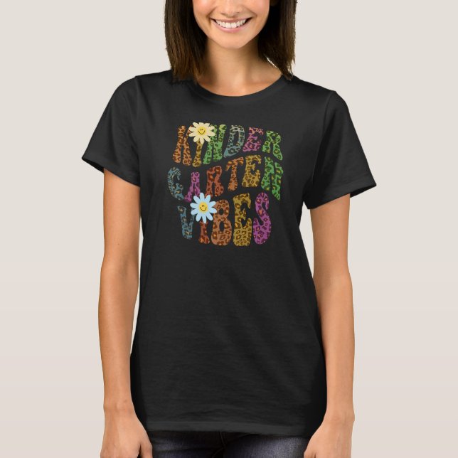 Leopard Print KINDERGARTEN VIBES Teacher Peace Lov T Shirt (Framsida)