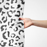 Leopard Print, leopard Spots, Black and White Sjal<br><div class="desc">Elegant,  snyggt och sofistikerat leopard mönster i svart och vitt färg. Modern gåva och trendig,  perfekt för djuret älskare i ditt liv.</div>