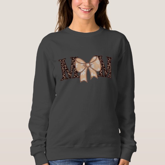 Leopard Print Mom Sweatshirt with Coquette Bow T Shirt (Framsida)