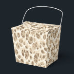 Leopard Print Presentaskar<br><div class="desc">Den här partyrans favoritruta visas i ett modernt safari leopard. Färg av beige och bruna toner. Anpassa det här objektet eller köp som det visas. Lagrar-bild</div>