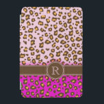 Leopard print rosa brun monogram ipad cover iPad mini skydd<br><div class="desc">En unik leopard avger stil monogram fodral i ljust rosa och kontrasterande bruna nyanser. En perfekt gåva till en tonåring flicka eller en moderiktig kvinna. Anpassa det här objektet efter eget val. Detta exempel lyder: R. Detta ursprungliga fodral är designat av Sarah Trett.</div>