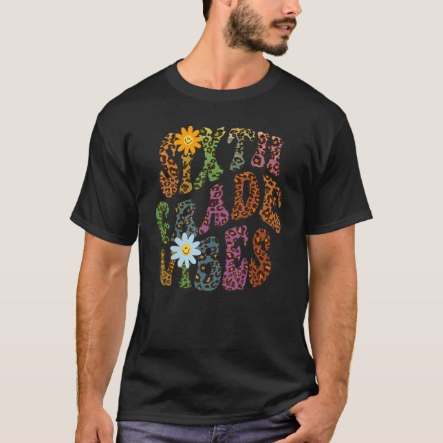 Leopard Print SXTH KLASS VIBES Lärare Peace Kärlek T Shirt (Framsida)